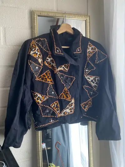 Chaqueta negra con diseño animal print y tachuelas - miniatura 1