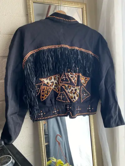 Chaqueta negra con diseño animal print y tachuelas - miniatura 2