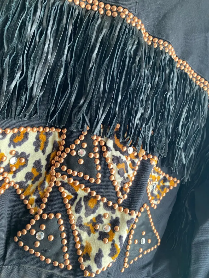 Chaqueta negra con diseño animal print y tachuelas - 3