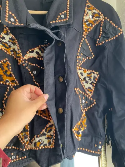 Chaqueta negra con diseño animal print y tachuelas - miniatura 5