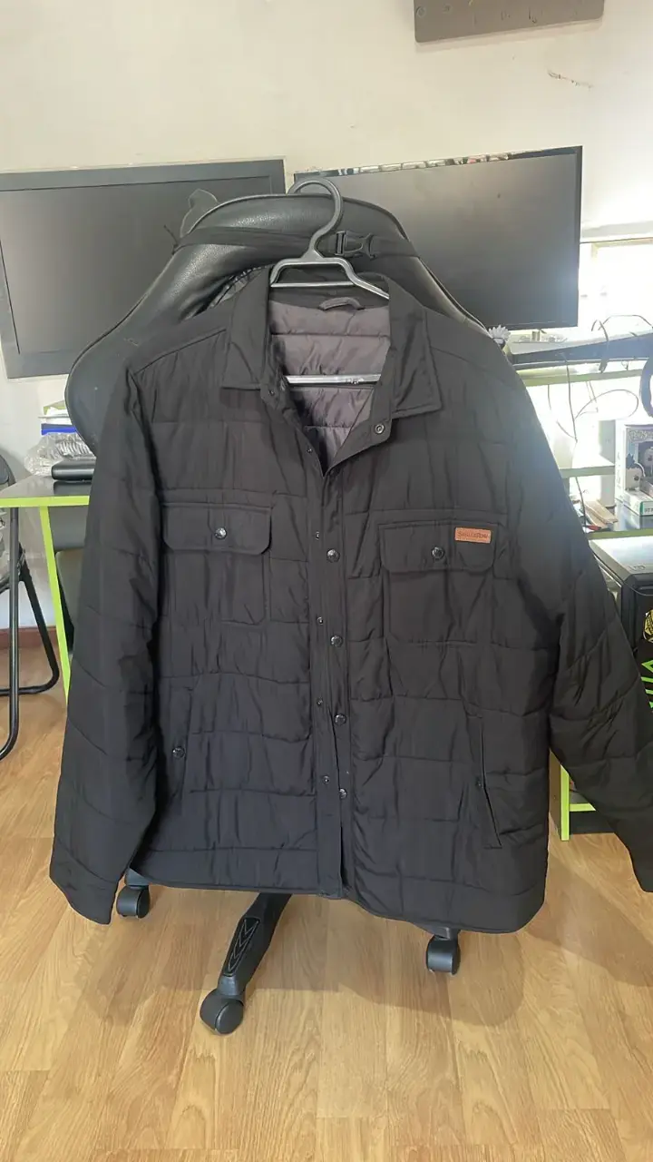 Chaqueta acolchada negra para hombre