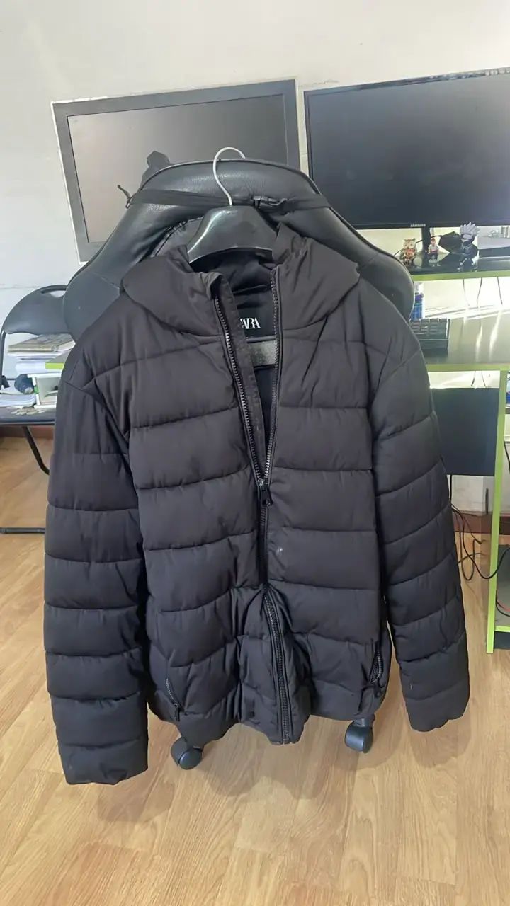 Chaqueta acolchada negra con capucha Zara