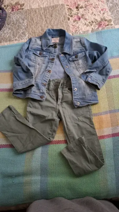 Conjunto infantil chaqueta de mezclilla y pantalón verde - miniatura 1