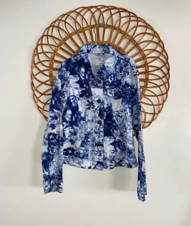 Chaqueta de mezclilla estampada azul y blanca - 1