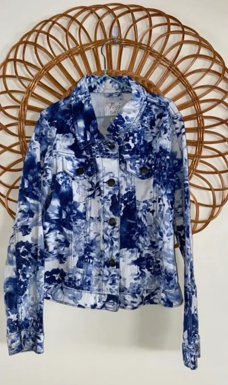 Chaqueta de mezclilla estampada azul y blanca - 2