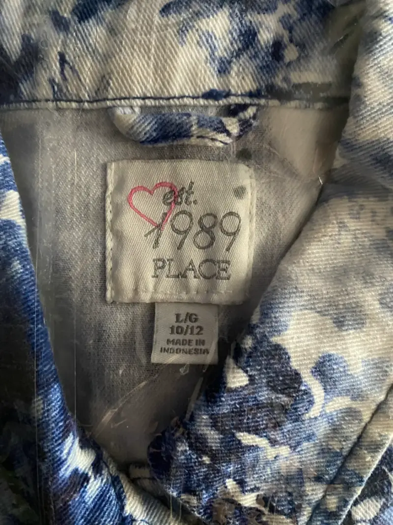 Chaqueta de mezclilla estampada azul y blanca - 3