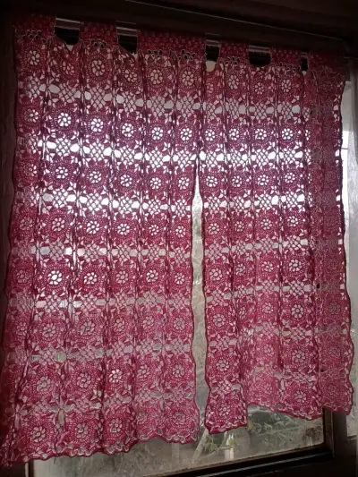 Cortinas de crochet rosadas decorativas - miniatura 1