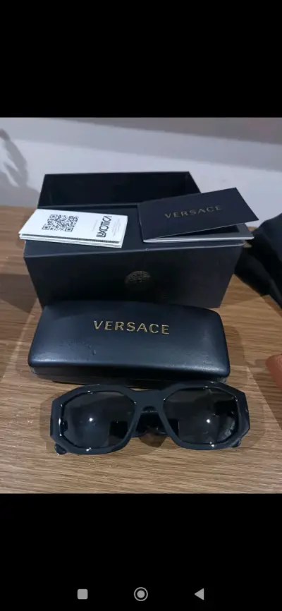 Gafas de sol Versace negras con estuche - miniatura 1