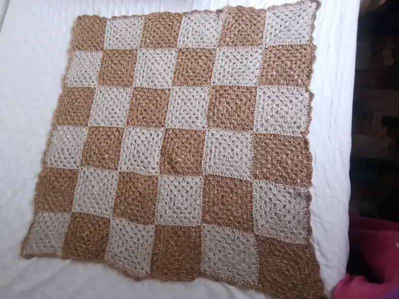 Manta tejida a crochet en tonos beige y marrón - 1