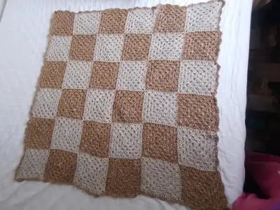 Manta tejida a crochet en tonos beige y marrón - miniatura 1