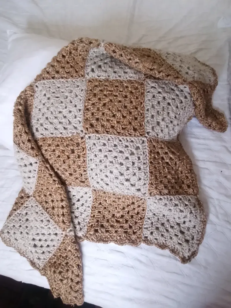 Manta tejida a crochet en tonos beige y marrón - 2