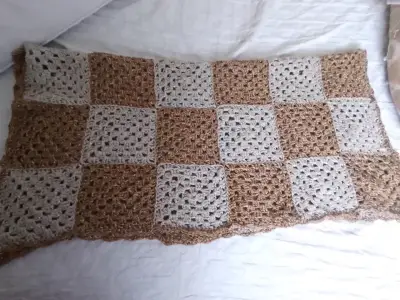 Manta tejida a crochet en tonos beige y marrón - miniatura 3