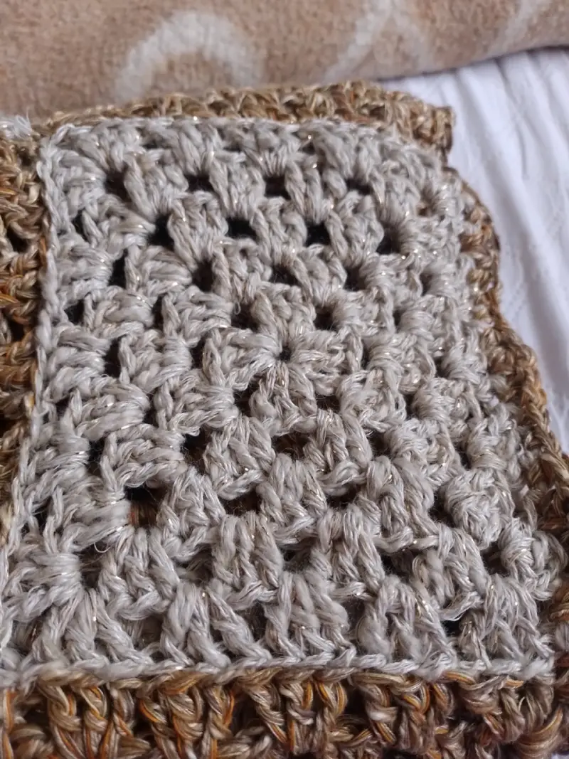 Manta tejida a crochet en tonos beige y marrón - 4