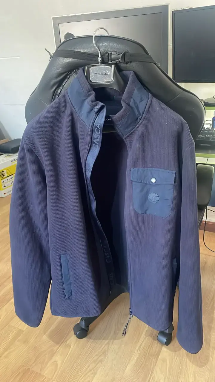 Chaqueta azul marino con cierre y bolsillo