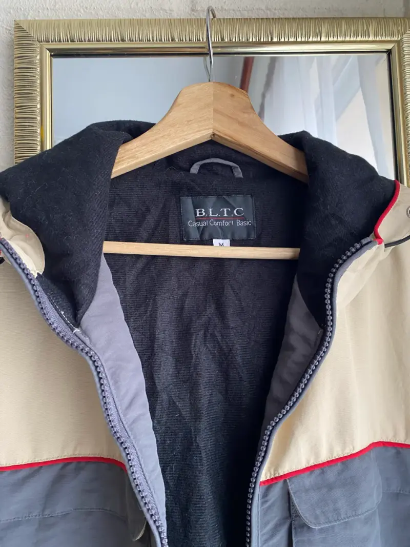 Chaqueta impermeable bicolor con capucha - 2