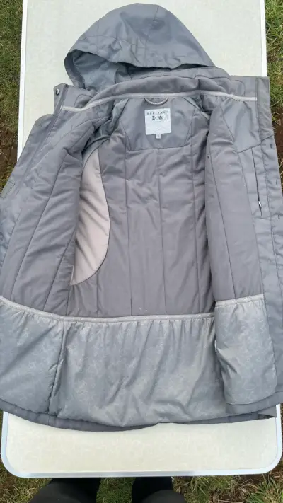 Chaqueta gris con capucha para invierno - miniatura 1