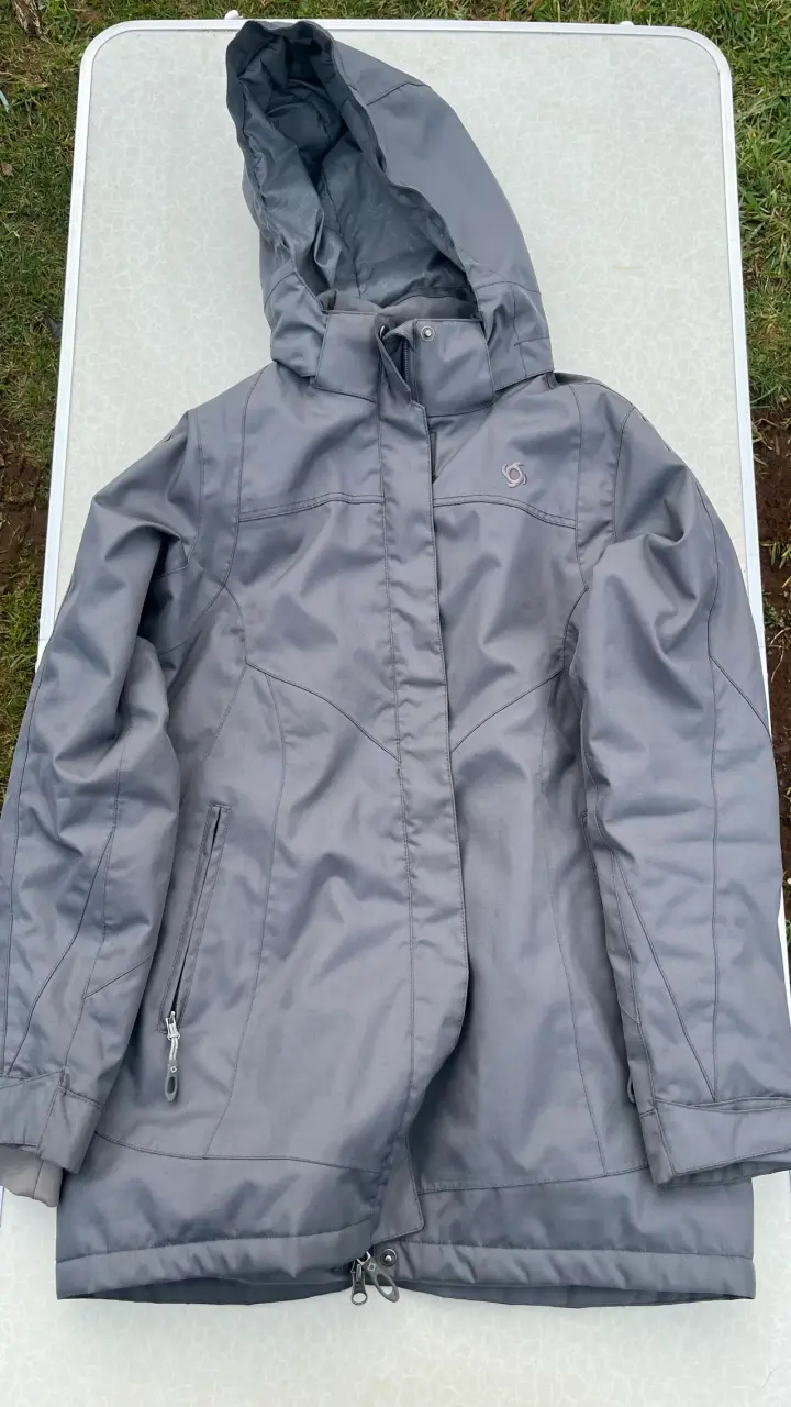 Chaqueta gris con capucha para invierno - 2