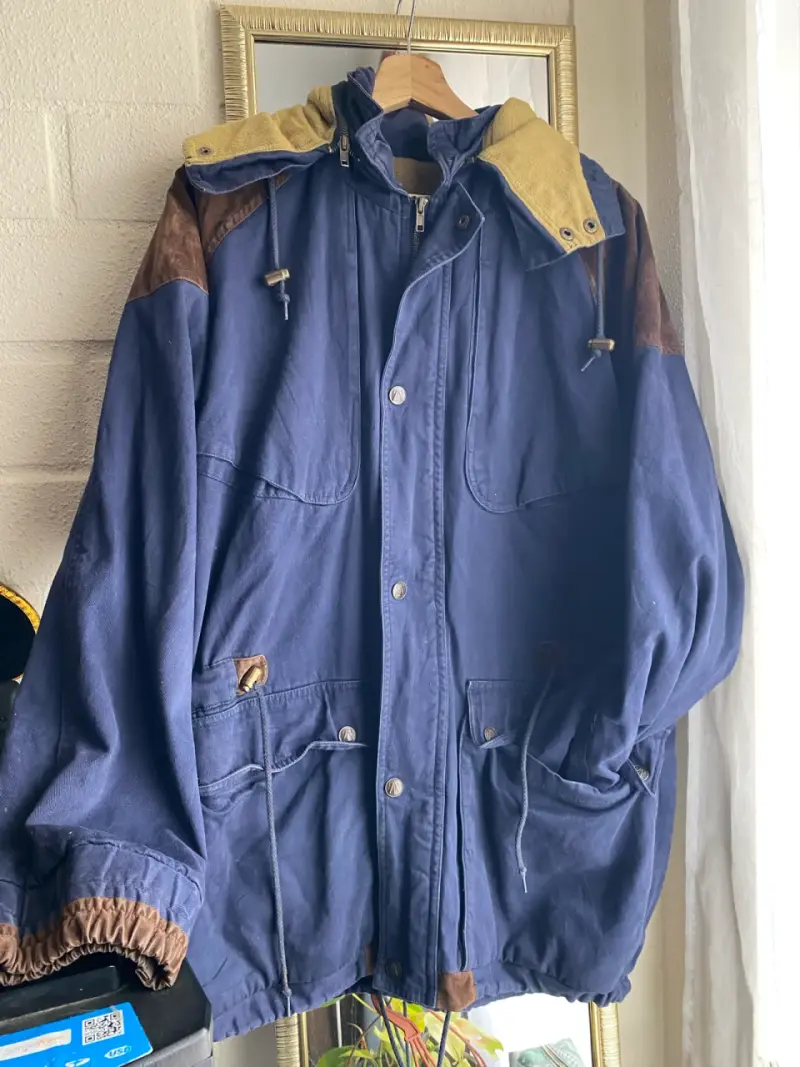 Chaqueta azul con capucha y detalles marrones - 1