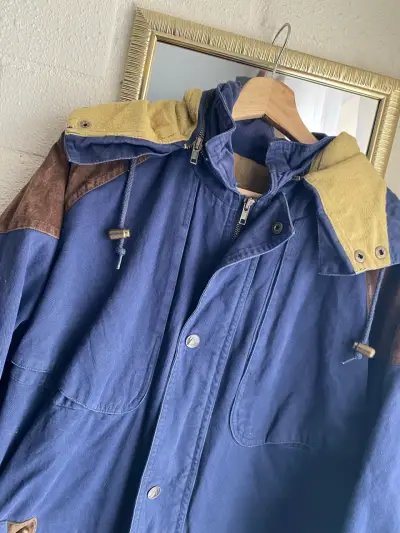 Chaqueta azul con capucha y detalles marrones - miniatura 2