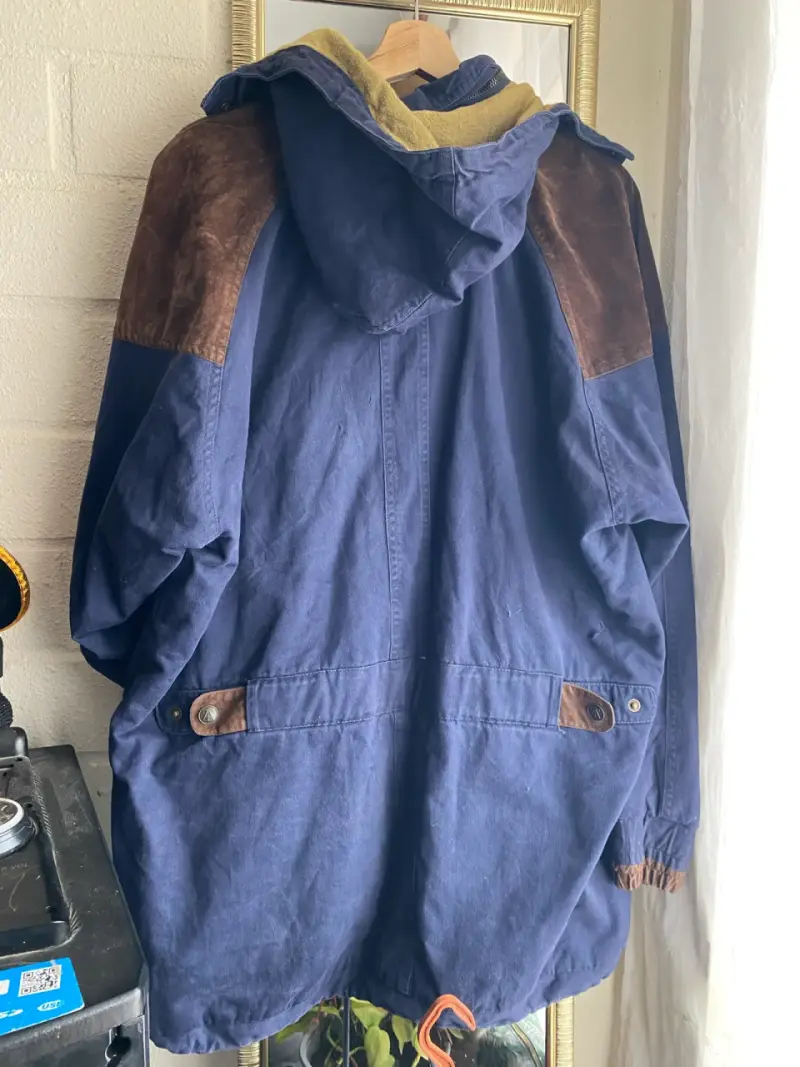 Chaqueta azul con capucha y detalles marrones - 3