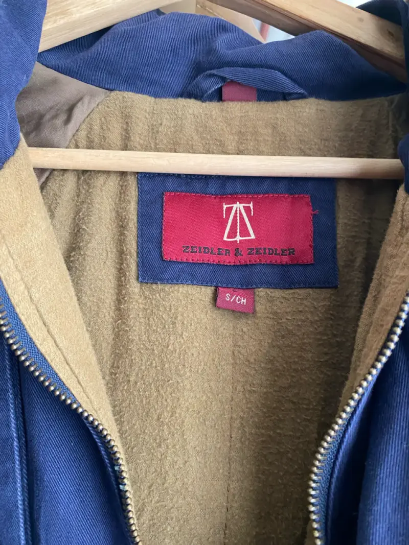 Chaqueta azul con capucha y detalles marrones - 4