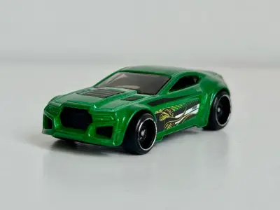 Set de autos de juguete deportivos a escala - miniatura 5