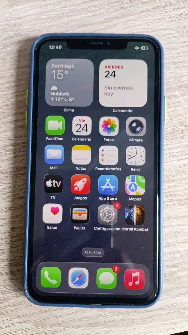 iponee con funda azul en buen estado - 1
