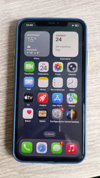 iponee con funda azul en buen estado - miniatura 1