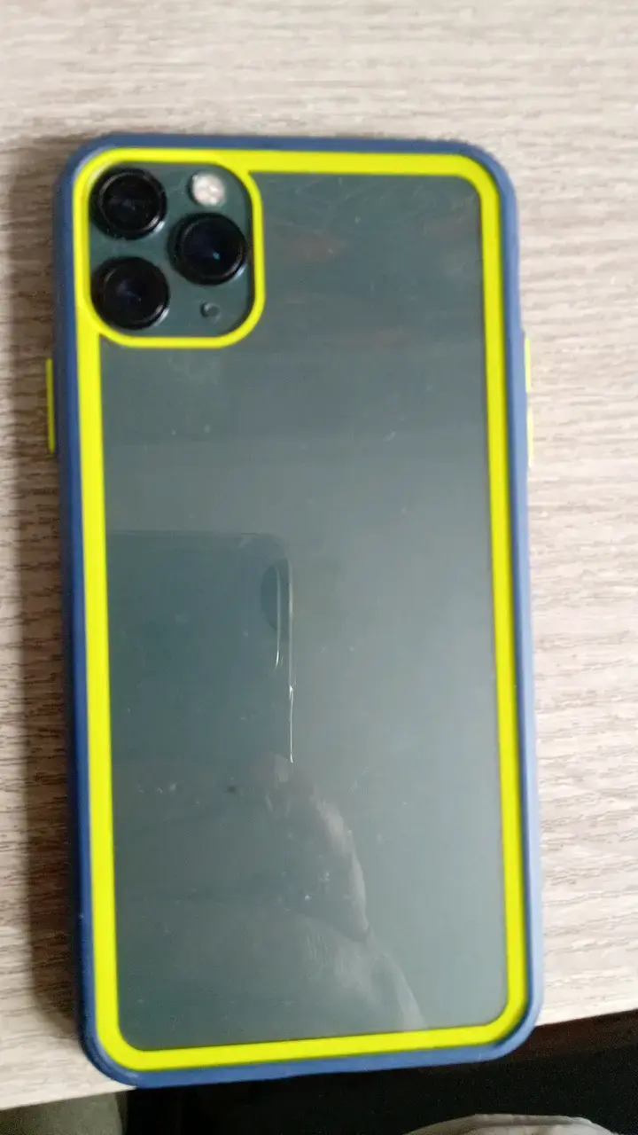 iponee con funda azul en buen estado - 2