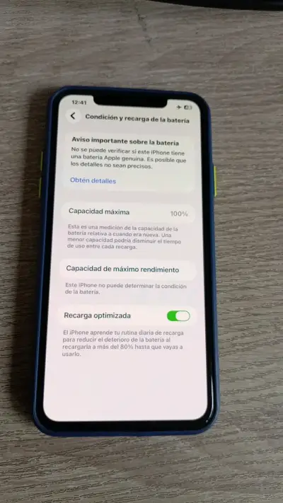 iponee con funda azul en buen estado - miniatura 3