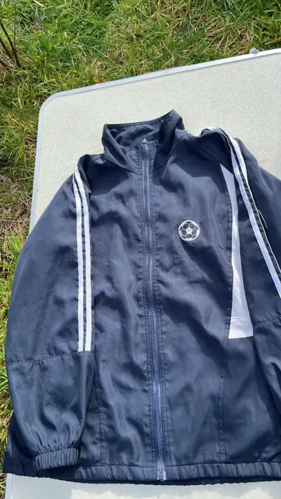 Chaqueta deportiva azul con diseño de fútbol - miniatura 1