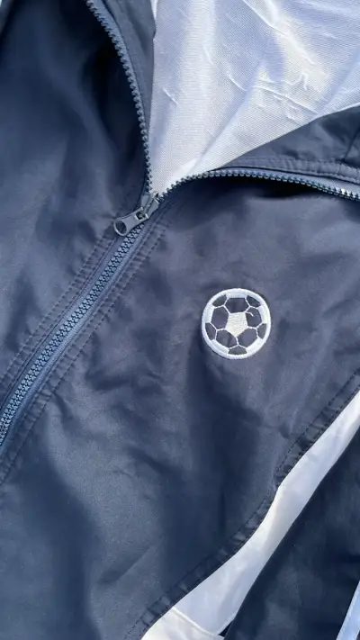 Chaqueta deportiva azul con diseño de fútbol - miniatura 2