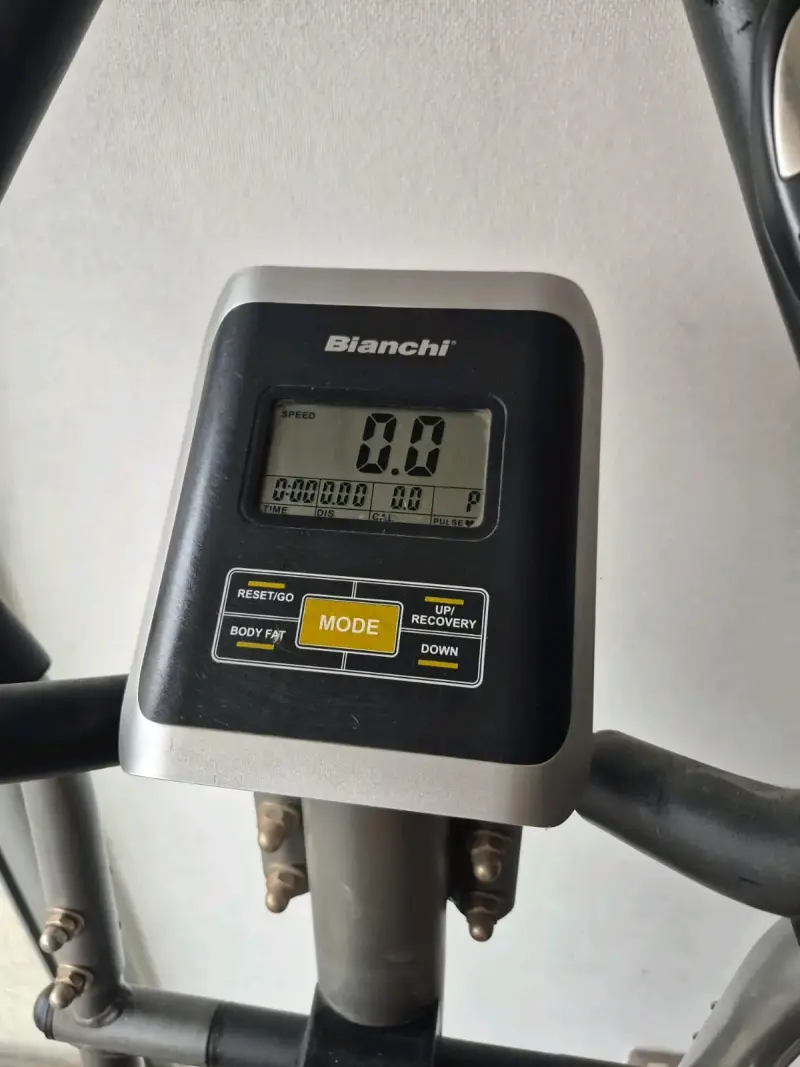 Bicicleta estática Bianchi con monitor digital - 1