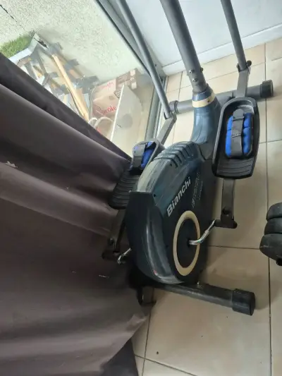 Bicicleta estática Bianchi con monitor digital - miniatura 2