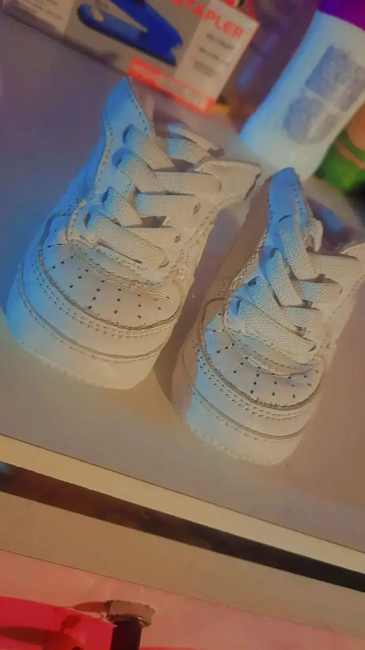 Zapatillas blancas para bebé con cordones - 1