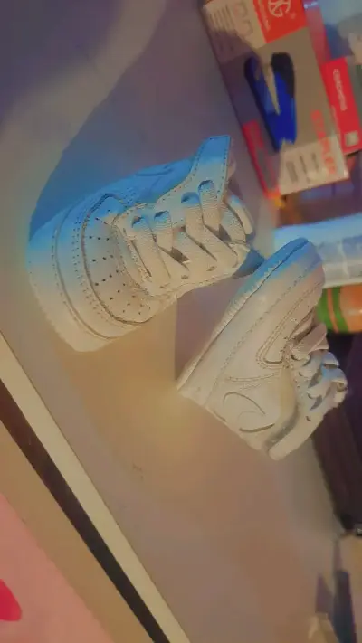 Zapatillas blancas para bebé con cordones - miniatura 2