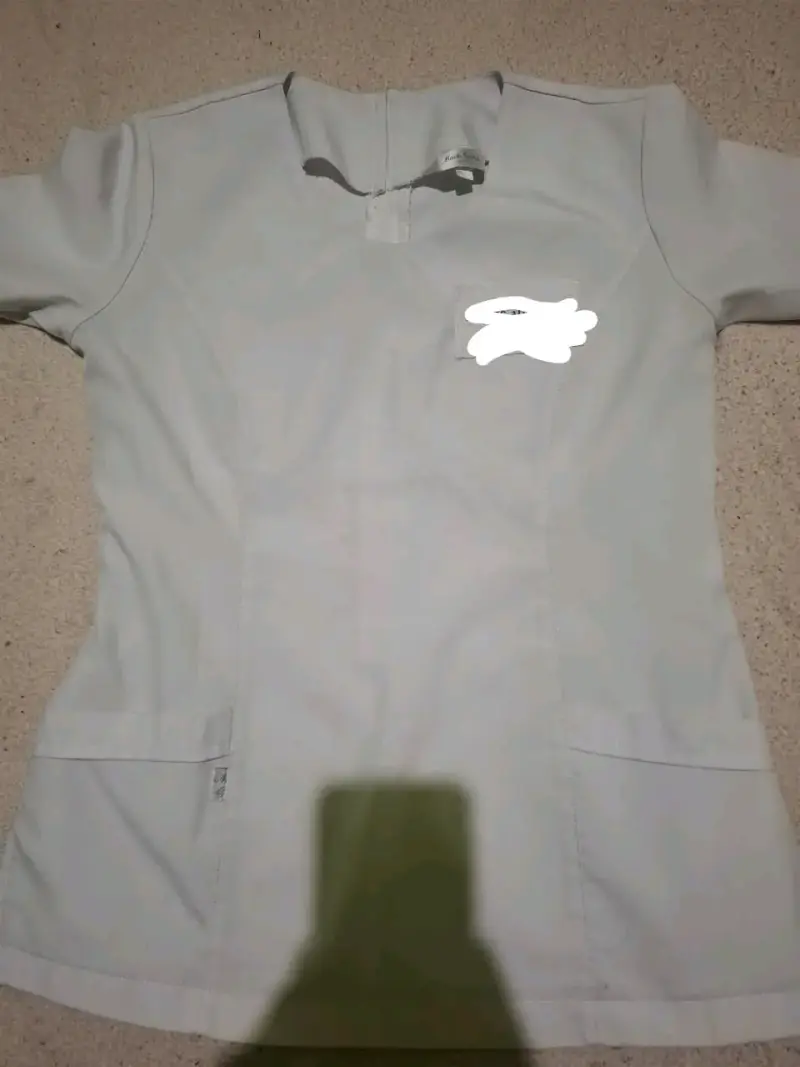 Blusa médica blanca para mujer