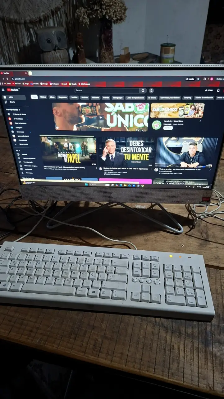 Computador Todo En Uno HP con Teclado - 1