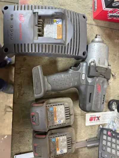 Llave de impacto Ingersoll Rand con cargador y baterías - miniatura 1
