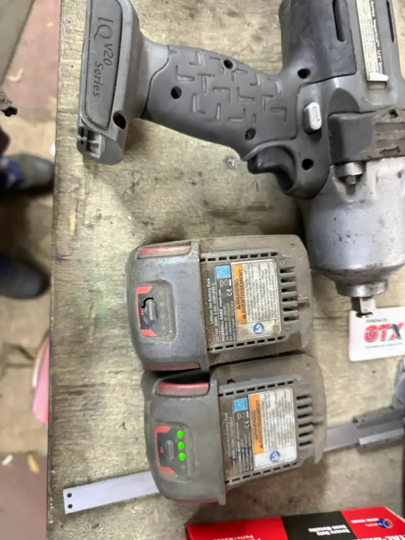 Llave de impacto Ingersoll Rand con cargador y baterías - 2