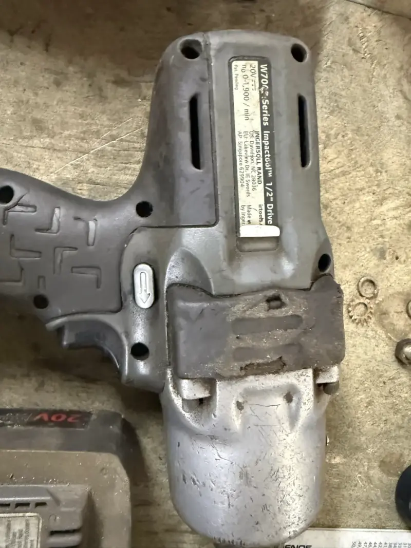 Llave de impacto Ingersoll Rand con cargador y baterías - 3