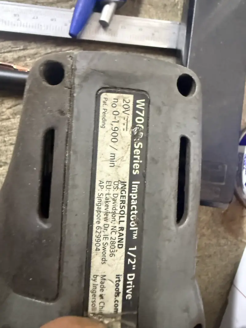 Llave de impacto Ingersoll Rand con cargador y baterías - 4