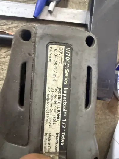 Llave de impacto Ingersoll Rand con cargador y baterías - miniatura 4