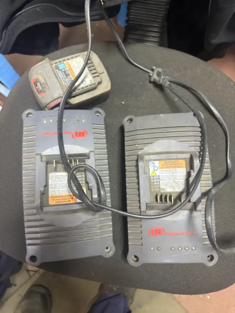 Llave de impacto Ingersoll Rand con cargador y baterías - 5