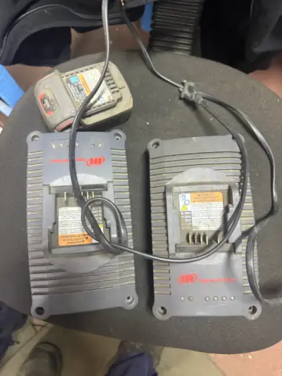 Llave de impacto Ingersoll Rand con cargador y baterías - miniatura 5