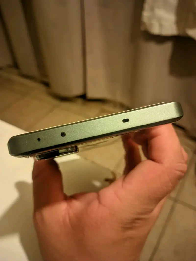 Smartphone Realme GT 6T con cargador y accesorios - 3