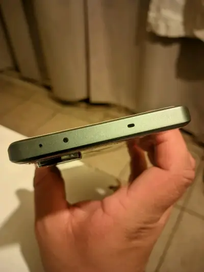 Smartphone Realme GT 6T con cargador y accesorios - miniatura 3