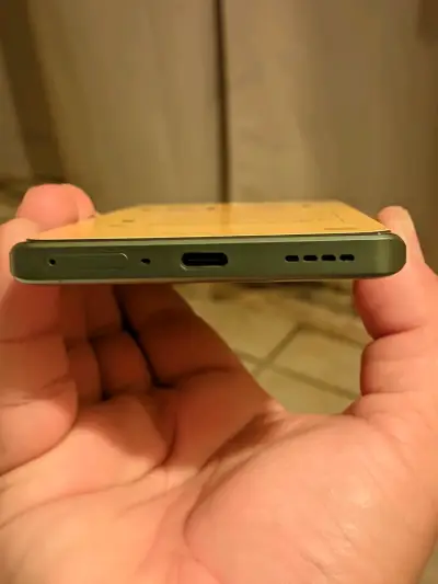 Smartphone Realme GT 6T con cargador y accesorios - miniatura 5