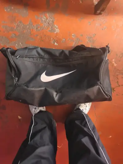 Mochila negra básica para uso diario - miniatura 1