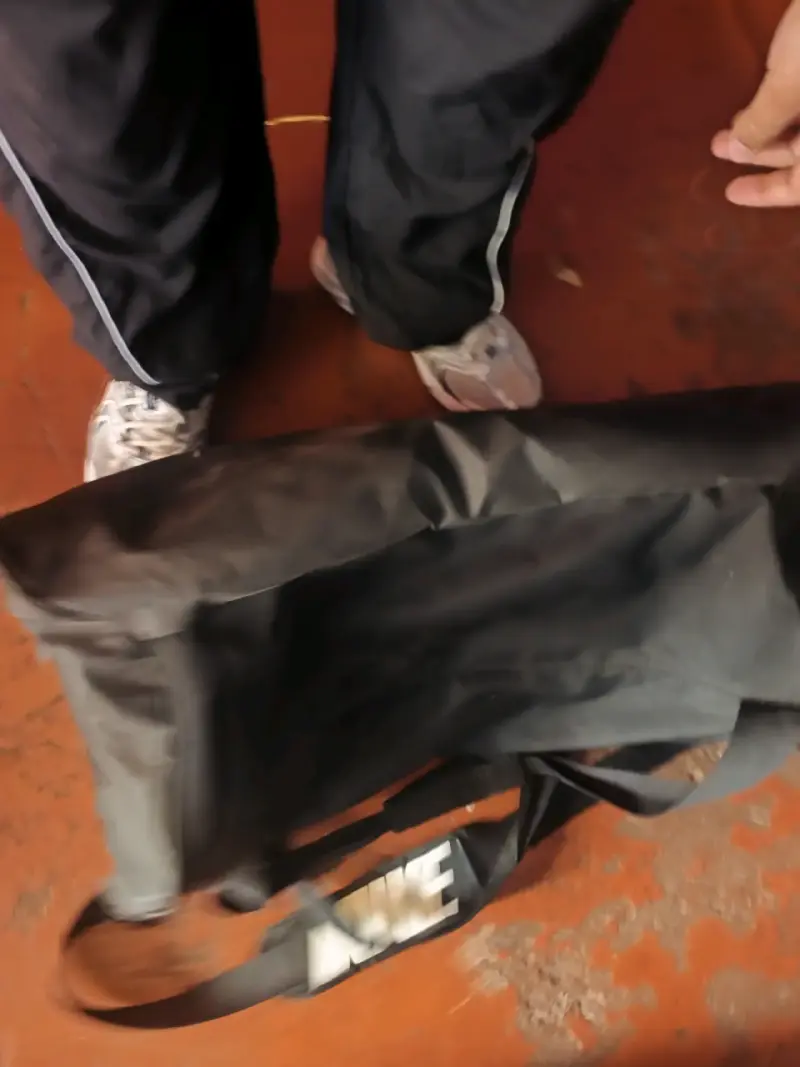 Mochila negra básica para uso diario - 2